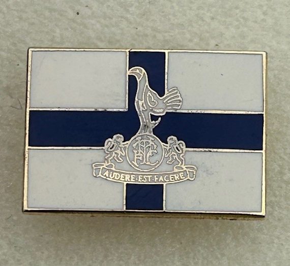 Tottenham Hotspur Enamel Badge ~ Flag Design