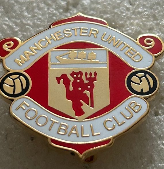 Manchester United Enamel Badge ~ Large Crest Design